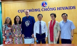 Cục trưởng Cục Phòng, chống HIV/AIDS tặng Giấy khen cho Giám đốc CDC Hoa Kỳ và Giám đốc UNAIDS tại Việt Nam