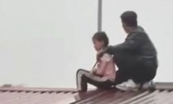 NÓNG: Bé gái 9 tuổi bị gã đàn ông dùng dao khống chế, bắt làm con tin được giải cứu thành công