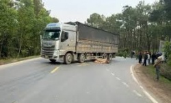 Xe máy chở 3 học sinh va chạm với xe tải, 1 người tử vong