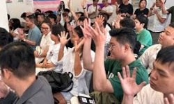 Cộng đồng người Điếc LGBT giao lưu, hiểu thêm ngôn ngữ ký hiệu để 'trò chuyện' hiểu nhau