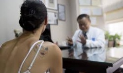 Các bác sĩ phẫu thuật cho người chuyển giới bị lăng mạ, tấn công